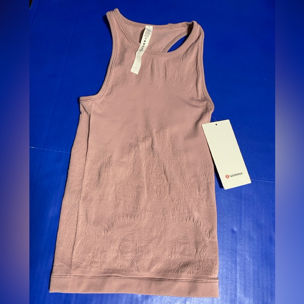 Lululemon NWT Reveal Tank Zen Light Mauve RacerbsckTop w/Raised Design Size 4
